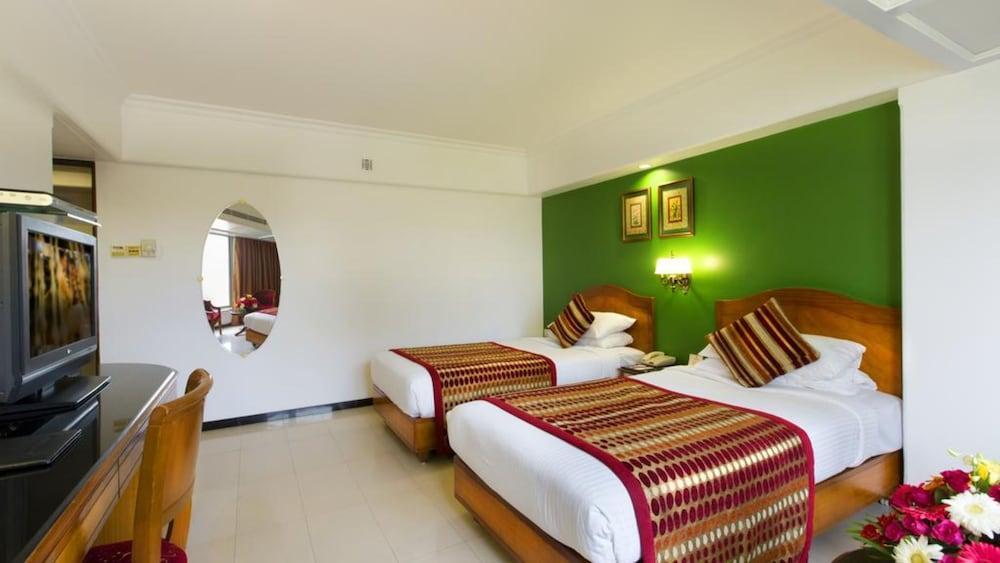 Ramee Guesline Hotel, Dadar Mumbai Exterior photo
